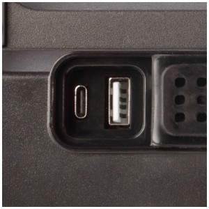 Dettaglio: porta USB-C e USB-A sulla lampada da lavoro a batteria LED Steffen.