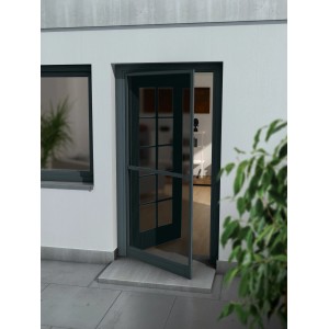 Porte moustiquaire à cadre en aluminium anthracite ouverte, 100x215 cm, devant une porte-fenêtre.