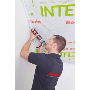 Applicazione del sigillante Rockwool RockTect Multikit per la sigillatura ermetica di una barriera al vapore.