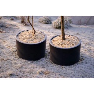 Videx Garden Schafwoll-Isoflocken in schwarzen Töpfen schützen Pflanzen vor Frost im winterlichen Garten.