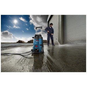 Nettoyeur haute pression Bosch Professional GHP 5-55 en utilisation, bleu/noir, avec poignée télescopique et roues.