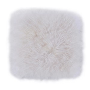 Coussin de siège carré en peau de mouton blanche (environ 34x34 cm) pour chaises, bancs ou canapés.