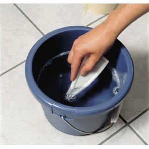 Lisseur de joints universel LUX dans un seau d'eau, outil de carreleur pour des joints propres.
