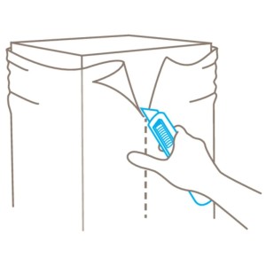 Illustrazione: Mano taglia cartone con il cutter di sicurezza Martor Secunorm 300.