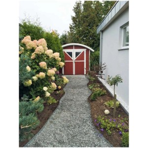 Chemin de jardin avec dalle alvéolaire grise Eco Gr. 5 menant à un cabanon de jardin rouge. Gravier décoratif stabilisé.