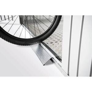 Rampe de seuil Biohort pour abri de jardin : Pneu de vélo sur rampe métallique.