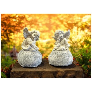 Deux figurines d'anges gris sur pierre, hauteur 8 cm, pour une utilisation en extérieur comme décoration de jardin ou ornement funéraire.
