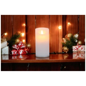 Weiße LED-Wachskerze (Ø 9 cm, 18 cm hoch) mit beweglicher Flamme für gemütliches Licht.