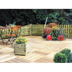 Dalles en bois rainurées, traitées sous pression, posées en extérieur avec mobilier et décoration.
