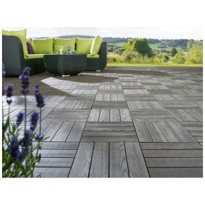 Dalles clipsables WPC anthracite aspect bois posées sur une terrasse avec mobilier de jardin.