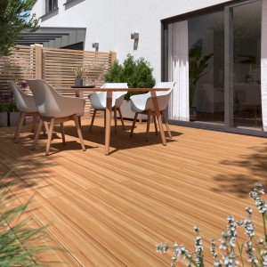 Lames de terrasse en bois résineux méditerranéen sur terrasse avec mobilier de jardin.