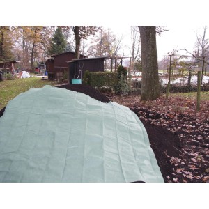 Voile de protection de compost Windhager vert recouvrant un tas de compost dans un jardin.