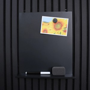Lavagna magnetica nera Denpanels con mensola, penna, spugna e foto su pannello acustico.
