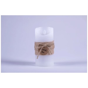 Weiße LED-Wachskerze mit "Thank You" Deko, Ø 7,5 cm, Höhe 15 cm. Gemütliches warmweißes Licht.
