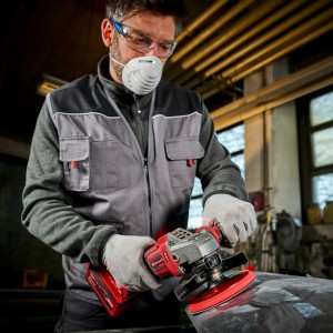 Einhell Akku-Winkelschleifer Axxio 36/230 Q Solo im Einsatz beim Polieren von Stein.