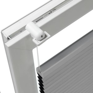 Gros plan : Support de serrage blanc Schöner Wohnen pour stores plissés sur la fenêtre.