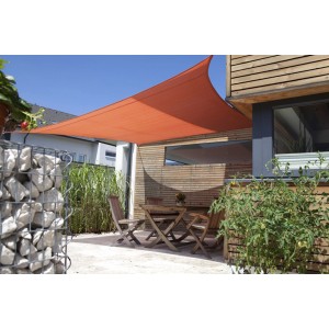 Voile d'ombrage Windhager Adria carrée terracotta ombrageant une terrasse avec mobilier de jardin.