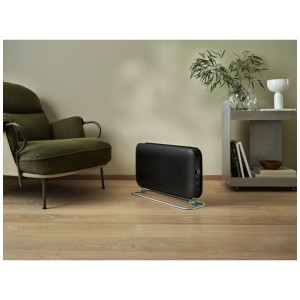 Riscaldatore portatile WiFi Mill nero 1200 W su supporto argento in soggiorno. Stufa elettrica moderna su parquet.