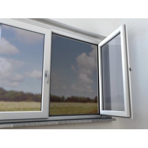 Anthrazitfarbenes Insektenschutznetz am Fenster, Maschenstruktur erkennbar.