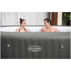 Bestway Lay-Z-Spa Mauritius AirJet : Bain à remous gonflable avec deux personnes à l'intérieur.