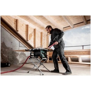 Support Metabo TSU avec scie circulaire TS 254 M en utilisation.