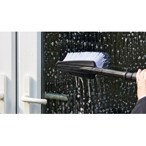 Kit de nettoyage Bosch en action : Nettoyage de fenêtre avec brosse pour nettoyeur haute pression.