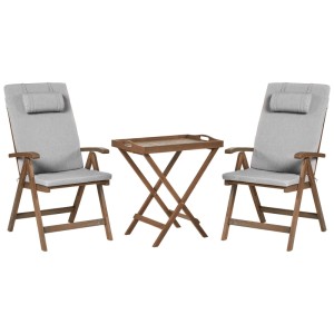 Bistro-Set Amantea Premium: 2 Akazien-Hochlehner mit grauen Kissen und Klapptisch mit abnehmbarem Tablett.