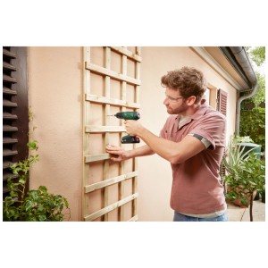 Uomo avvita un traliccio di legno a una parete con un trapano avvitatore a batteria Bosch EasyDrill 18V-38.