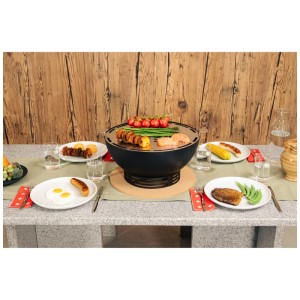 Grill de table rond Nouvel Tavolo noir en acier inoxydable, Ø 39,5 cm, sur une table dressée.