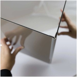 Breuer Eckprofil in Silber zur Verbindung von Rückwandplatten im Badezimmer.