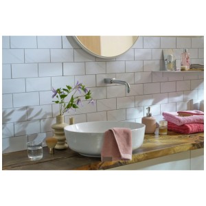 Badezimmer mit D-c-fix Wandfliese Premium Marble Tiles in Weiss-Grau, selbstklebend, 30x30 cm.
