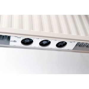 Ensemble de trois ventilateurs pour radiateur SpeedComfort (à partir de 120 cm) monté sous un radiateur.