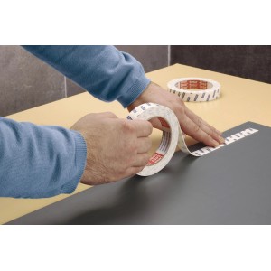 Application du ruban de montage Tesa Powerbond Mirror, 5m x 19mm, sur une surface grise.