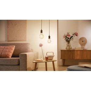 Philips Smart LED Filament G95, 7W, E27 in ambiente domestico con luce calda.