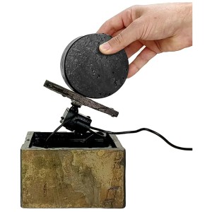 Fontaine de table Climaqua Yuu : main posant le couvercle sur la fontaine d'intérieur en ardoise avec pompe.