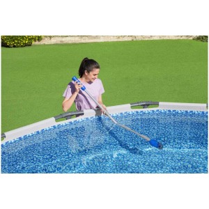 Donna pulisce piscina con aspiratore Bestway Flowclear AquaTech. Senza fili, a batteria.