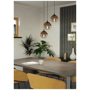 Lampada a sospensione Eglo Ariscani con tre paralumi in vetro color rame sopra un tavolo da pranzo.