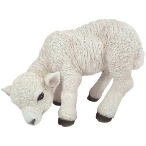 Grasendes, weißes Deko-Lamm aus Polyresin für den Garten, 20,8x30,5x14cm.