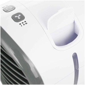 Gros plan : Refroidisseur d'air Emerio blanc avec brumisation, commandes et réservoir d'eau visibles.