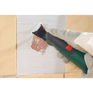 Grattoir LUX 52 mm pour outil multifonction en cours d'utilisation pour enlever la colle à carrelage.