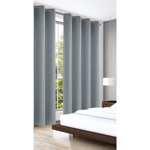 Tenda a occhielli decorativa oscurante antracite, 245x140 cm, davanti alla finestra con letto nella stanza.