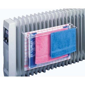 Stendino da termosifone Wenko, bianco, con asciugamani sul termosifone. Pratico stendibiancheria.