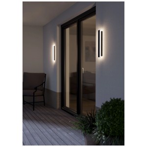 Moderne Eglo LED-Wandleuchte Neviano, schwarzes Metall, 38 cm, für Außenbereiche.