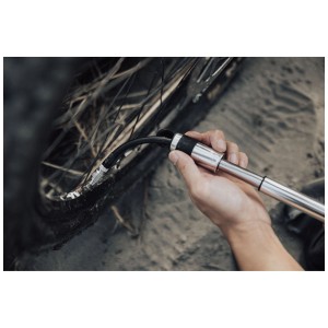 Birzman Velocity Road Fahrradpumpe in Silber beim Aufpumpen eines Reifens.