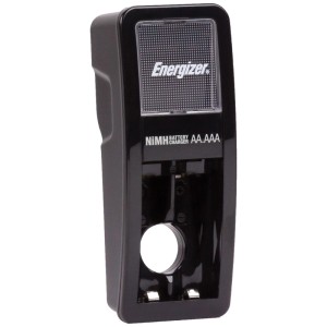 Mini chargeur Energizer avec 2 piles AAA, boîtier noir. Chargeur de batterie compact pour les déplacements.