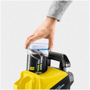 Nettoyeur haute pression Kärcher K 5 avec récipient de shampooing auto inséré.