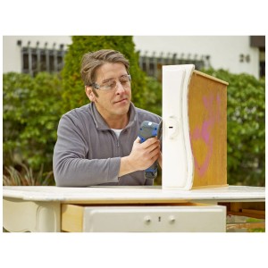 Homme portant des lunettes de protection LUX 250 Clear ponçant une armoire à l'extérieur.