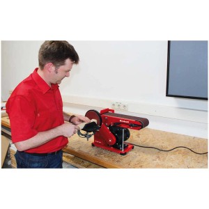 Smerigliatrice da banco Einhell TC-US 400 con disco abrasivo K80 in uso.
