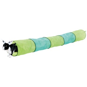 Tunnel de jeu Trixie pour lapin, anthracite/vert, Ø 18x130cm. Lapin dans le tunnel.