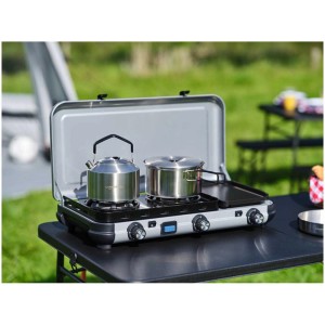 Fornello da campeggio Campingaz Camping Kitchen 2 Multi Cook R con pentola e bollitore su tavolo da campeggio.